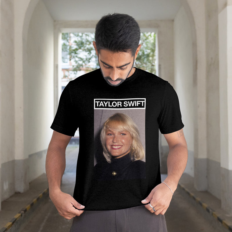 Camiseta Algodão Engraçada Meme “Xuxa Swift” (Xuxa + Taylor) | Memelândia Oficial